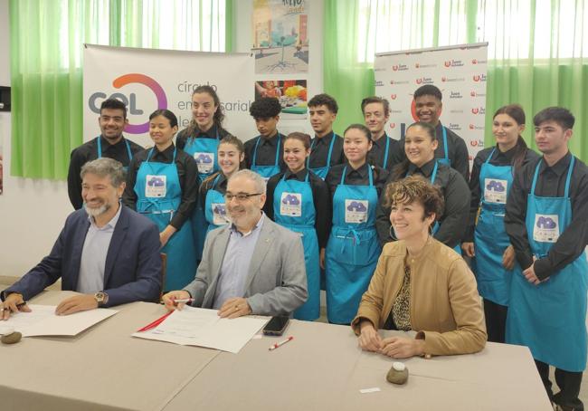 Foto de familia a la conclusión de la firma del convenio de colaboración.