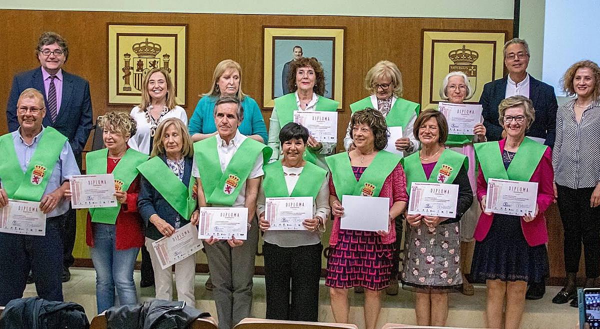 Alumnos graduados en la Universidad de la Experiencia de Ponferrada.