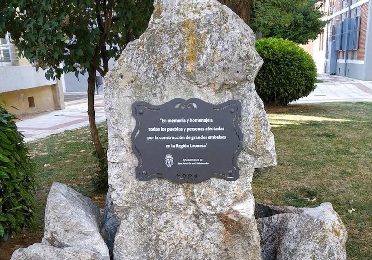 Se ha colocado una placa en este barrio para rendir homenaje a las personas afectadas por la construcción de los pantanos en la Región Leonesa