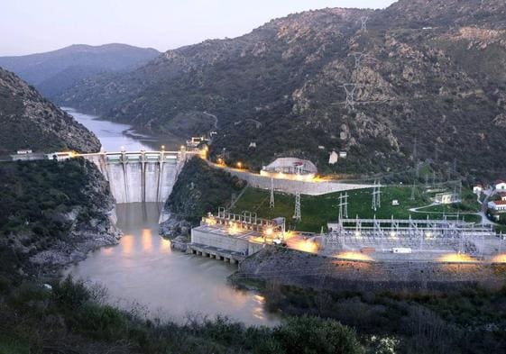Embalse de Almendra y la central hidroeléctrica de Villarino, en la provincia de Salamanca.