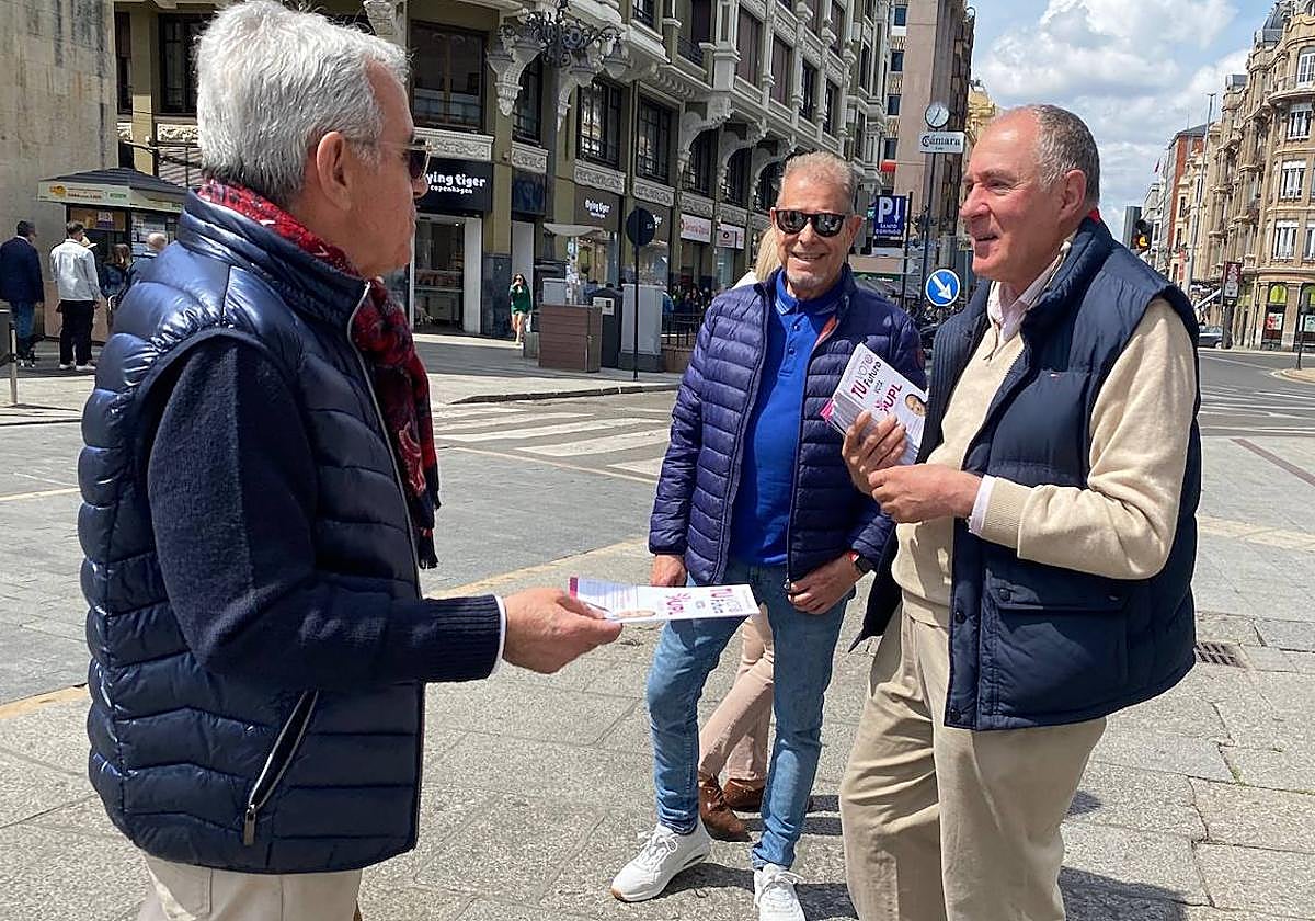 El candidato a la alcaldía de León por UPL, Eduardo López Sendino, ha llevado este sábado su programa al centro de la ciudad.