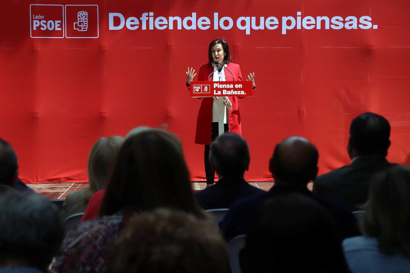 La ministra de Defensa participa en la presentación de las candidaturas del PSOE en La Bañeza