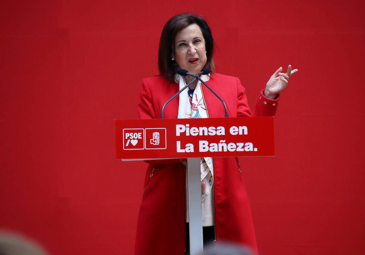 La ministra de Defensa participa en la presentación de las candidaturas del PSOE en La Bañeza