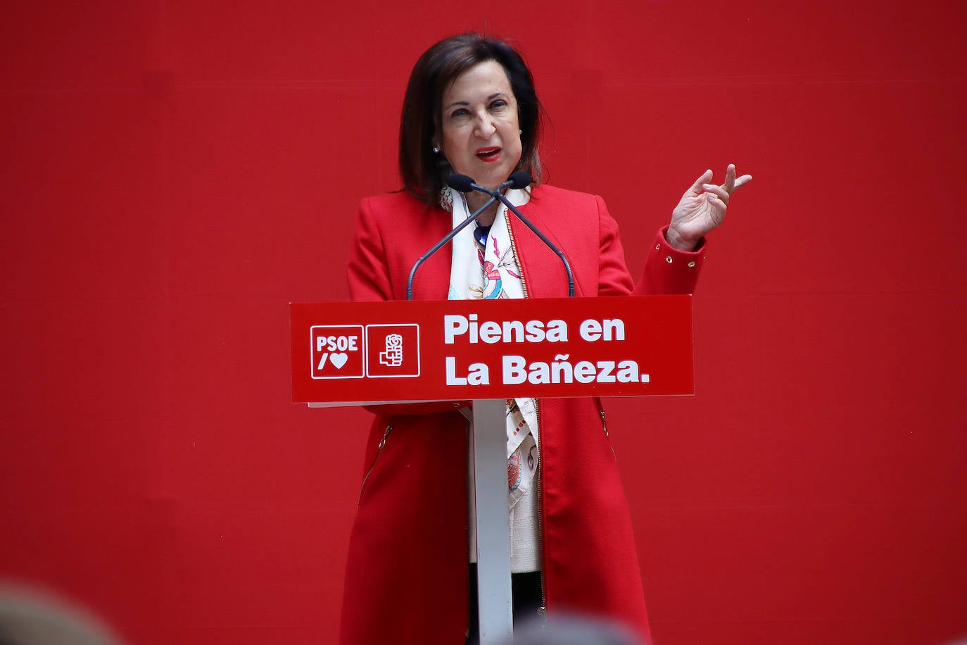 La ministra de Defensa participa en la presentación de las candidaturas del PSOE en La Bañeza