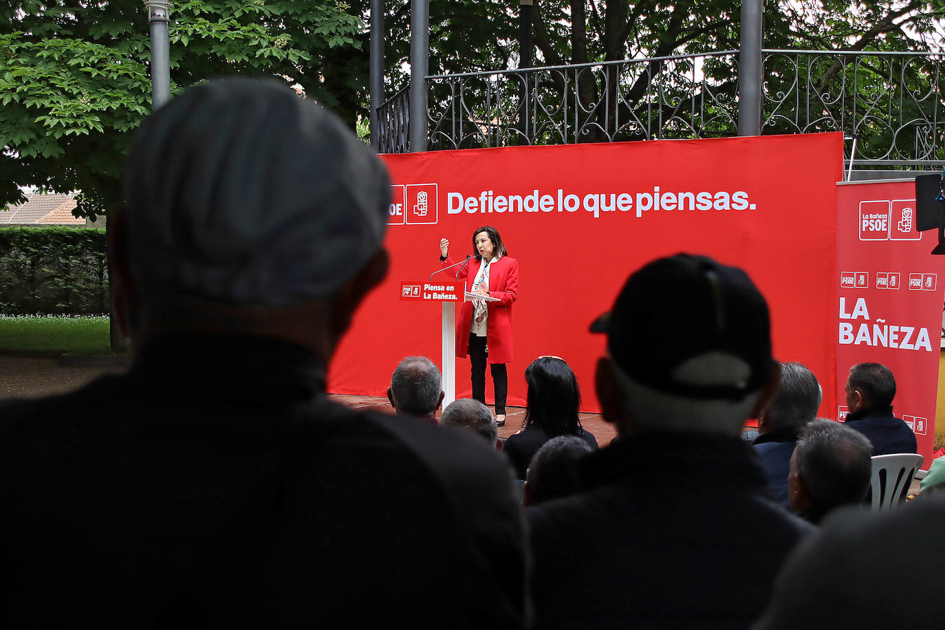 La ministra de Defensa participa en la presentación de las candidaturas del PSOE en La Bañeza