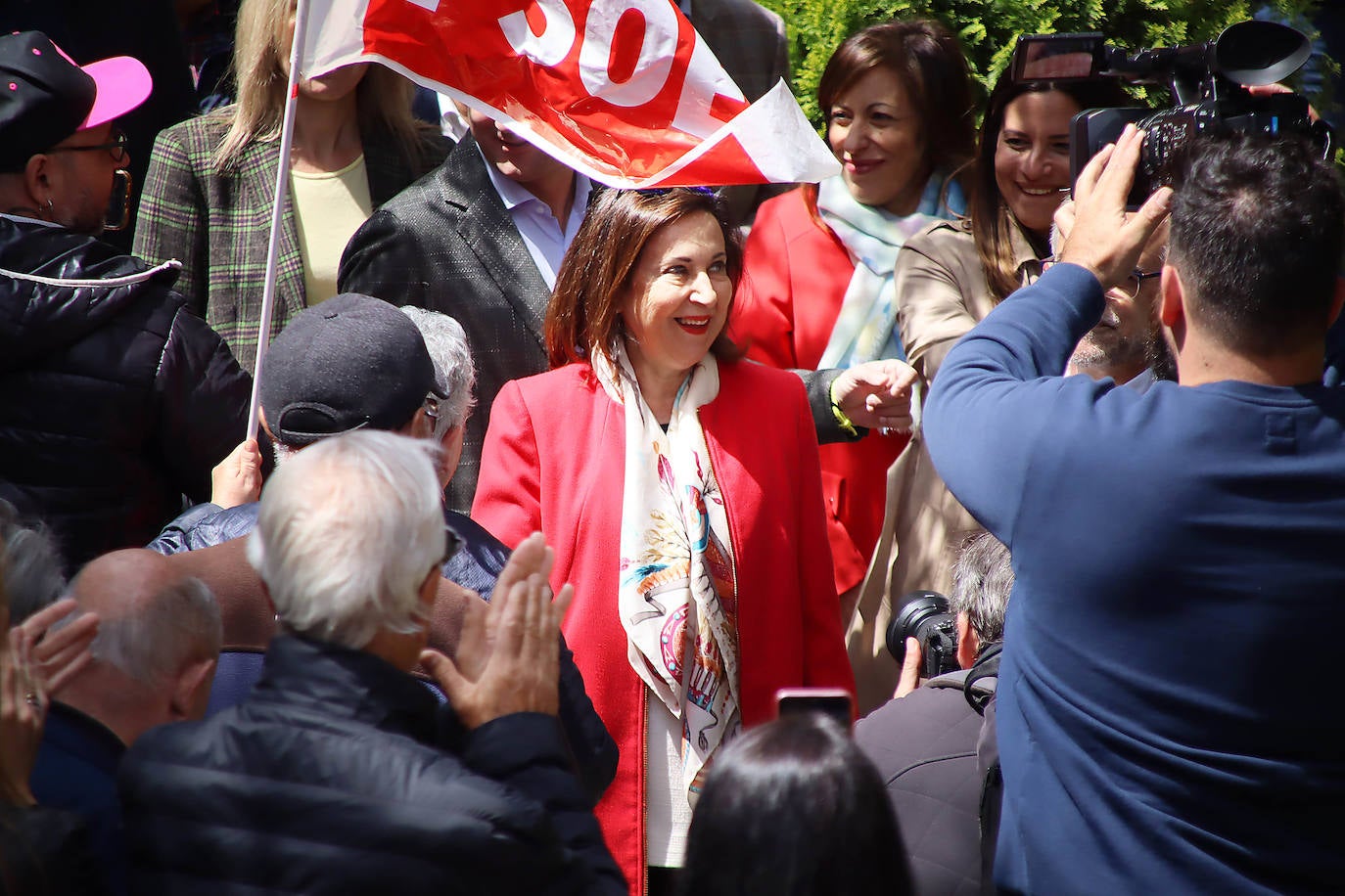 La ministra de Defensa participa en la presentación de las candidaturas del PSOE en La Bañeza