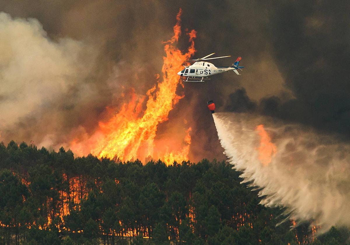 Medios aéreos y de tierra de Castilla y León colaboran en la extinción del incendio forestal declarado en Las Hurdes y la Sierra de Gata(Cáceres), muy cerca de la provincia de Salamanca.