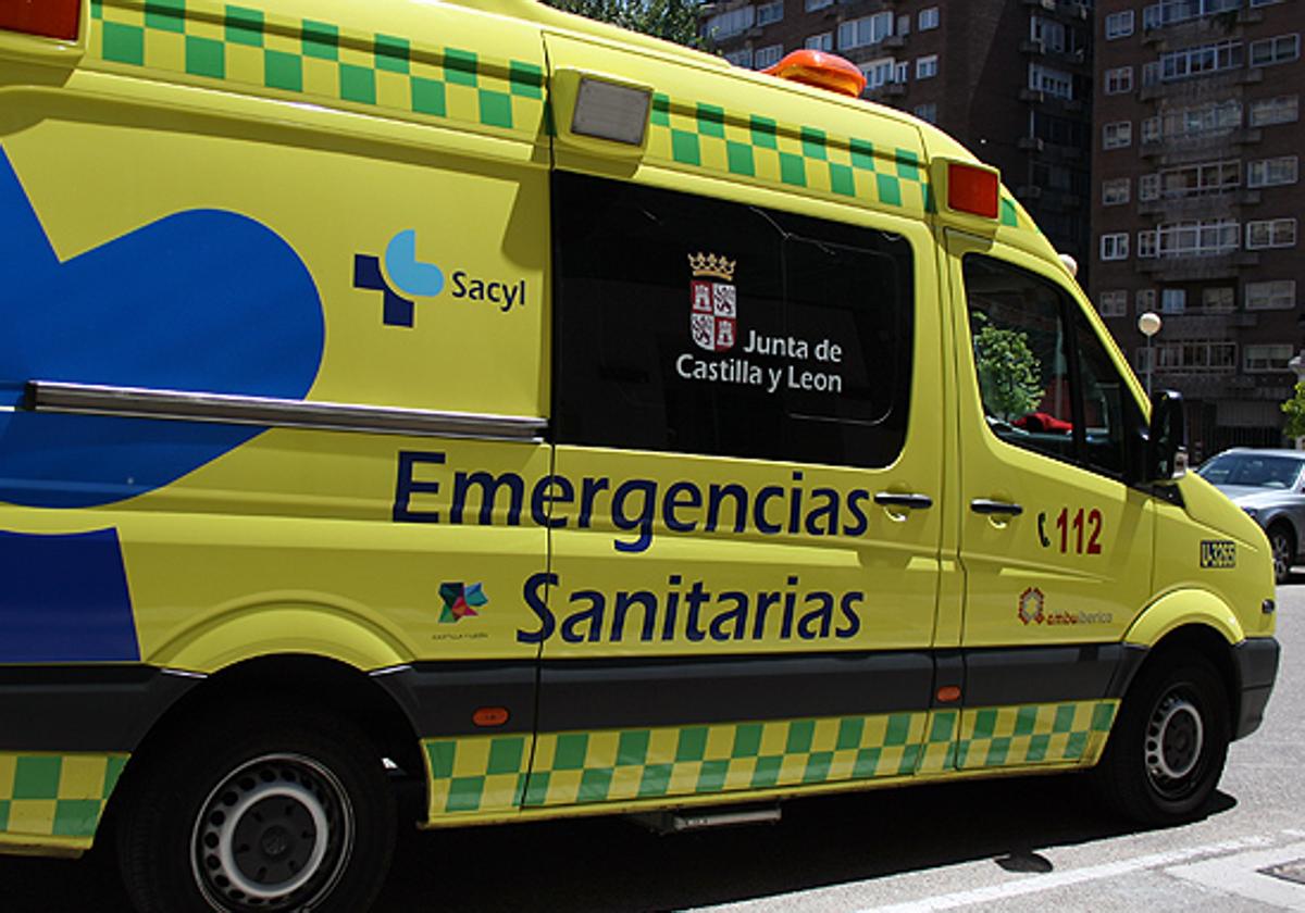 Imagen de archivo de una ambulancia de la Junta de Castilla y León.