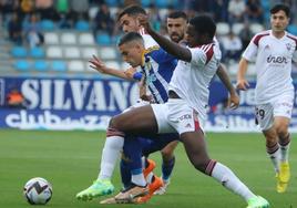 Edu Espiau pugna por un balón con dos futbolistas del Albacete.