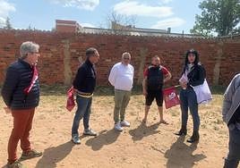 La candidata, Ana María Fernández Caurel, comprobando el estado de las calles en el Barrio de las Carrizas de San Andrés del Rabanedo