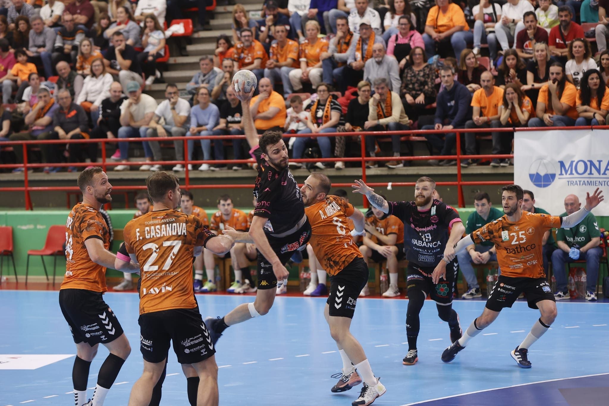 Traspié del Abanca Ademar en Torrelavega