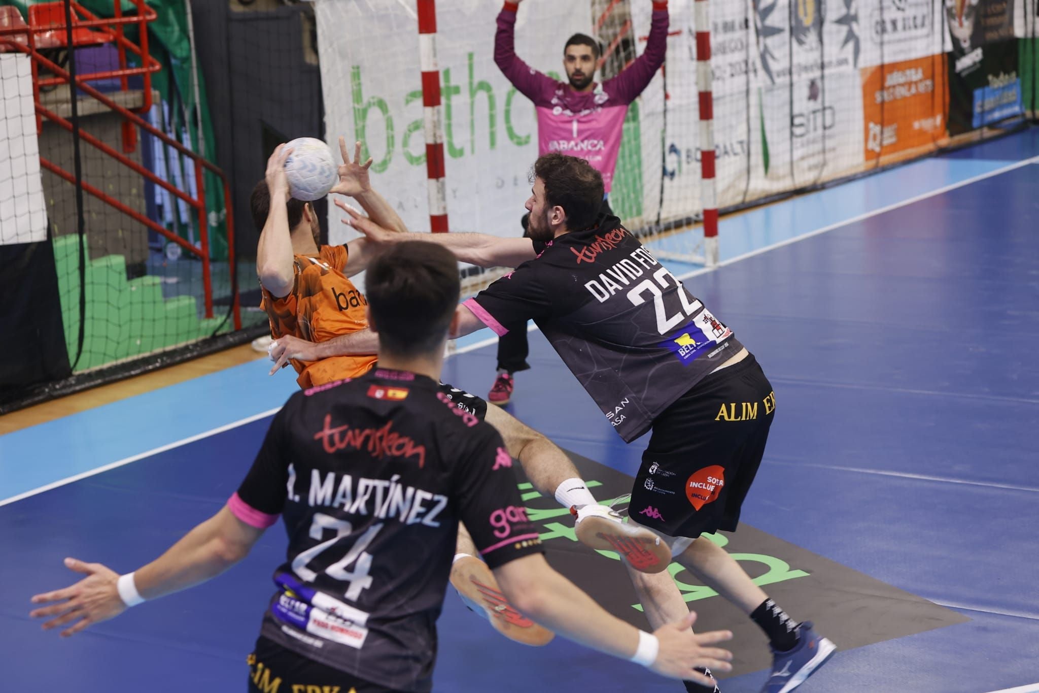 Traspié del Abanca Ademar en Torrelavega