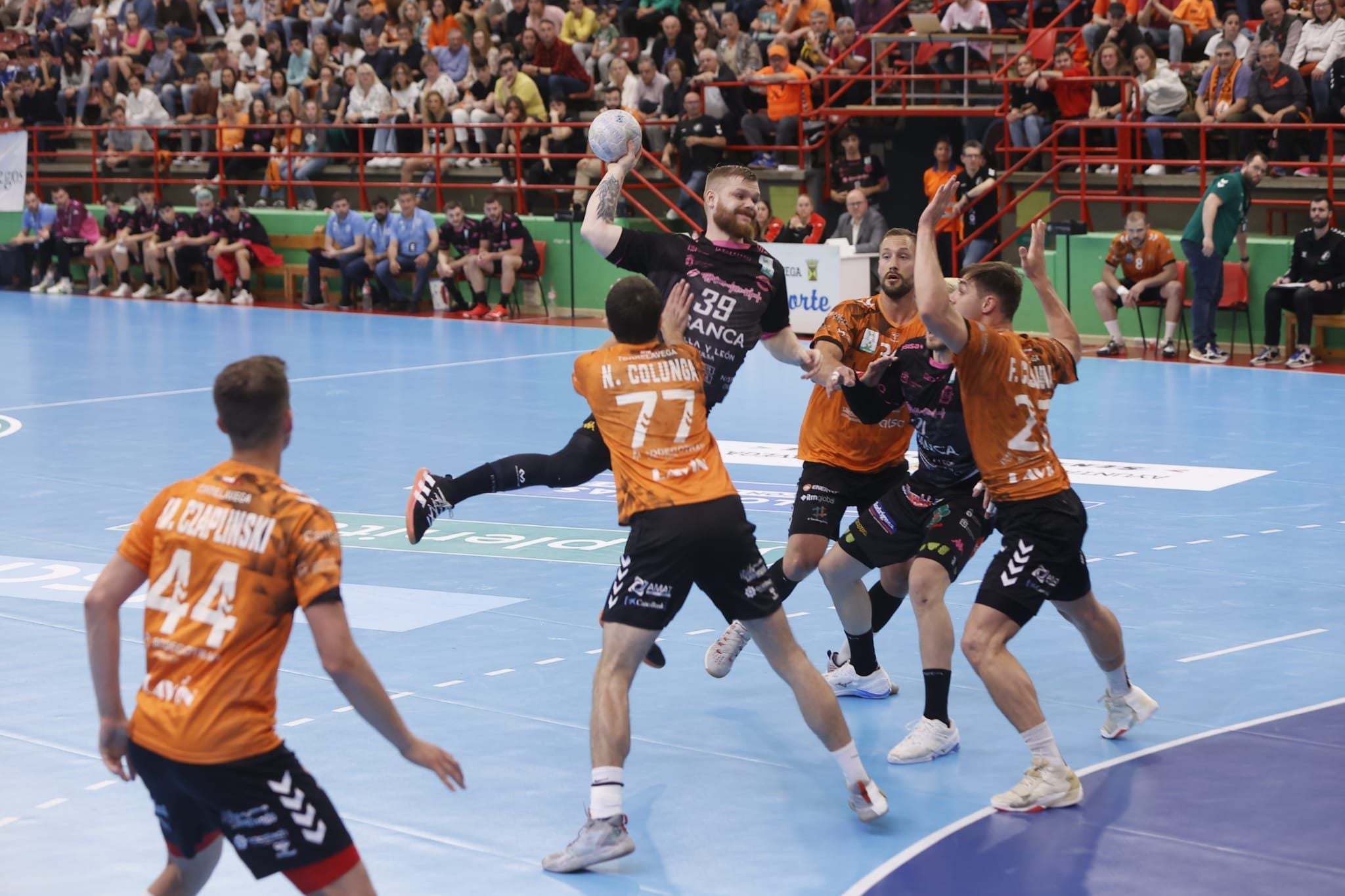 Traspié del Abanca Ademar en Torrelavega