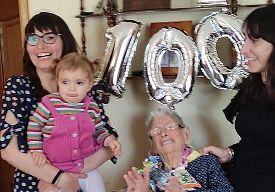 Ascensión cumplió 100 años rodeada de su familia.
