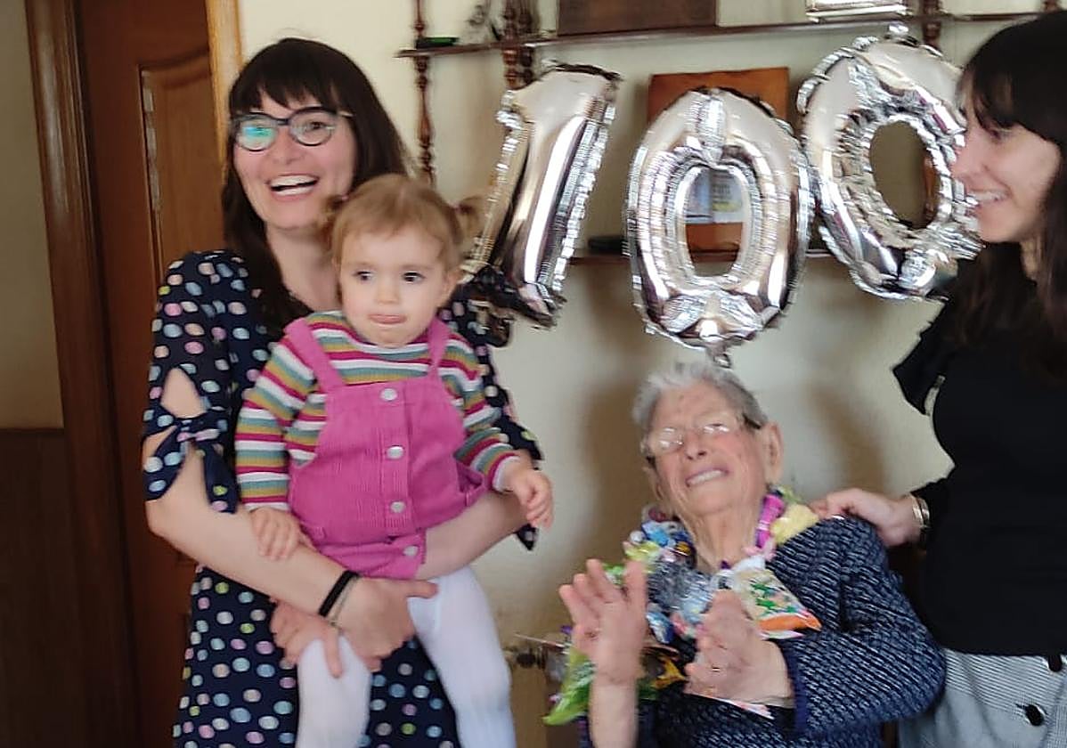 Ascensión cumplió 100 años rodeada de su familia.