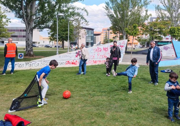 El candidato de Cs a la alcaldía, Justo Fernández, en la gymhkana en la calle organizada por el partido.