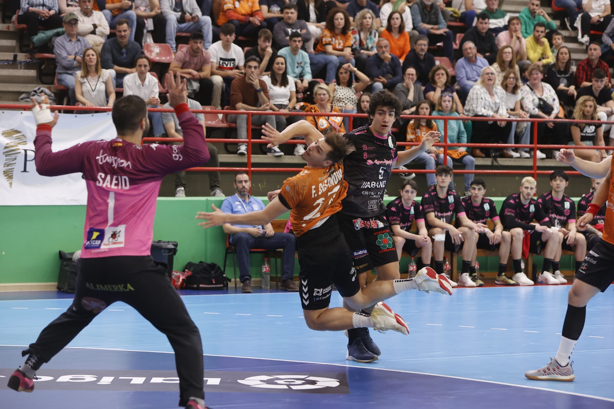 Traspié del Abanca Ademar en Torrelavega