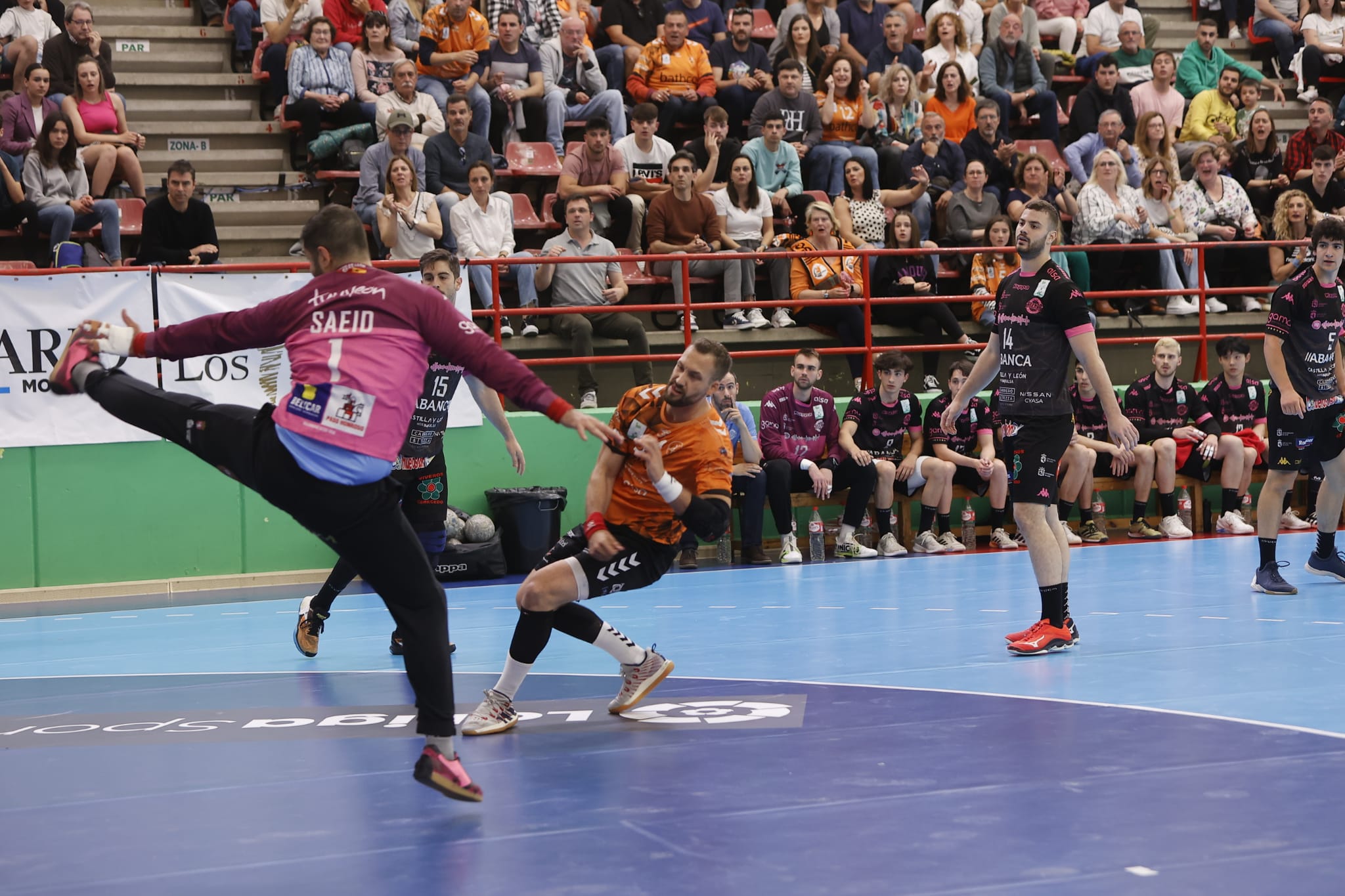 Traspié del Abanca Ademar en Torrelavega