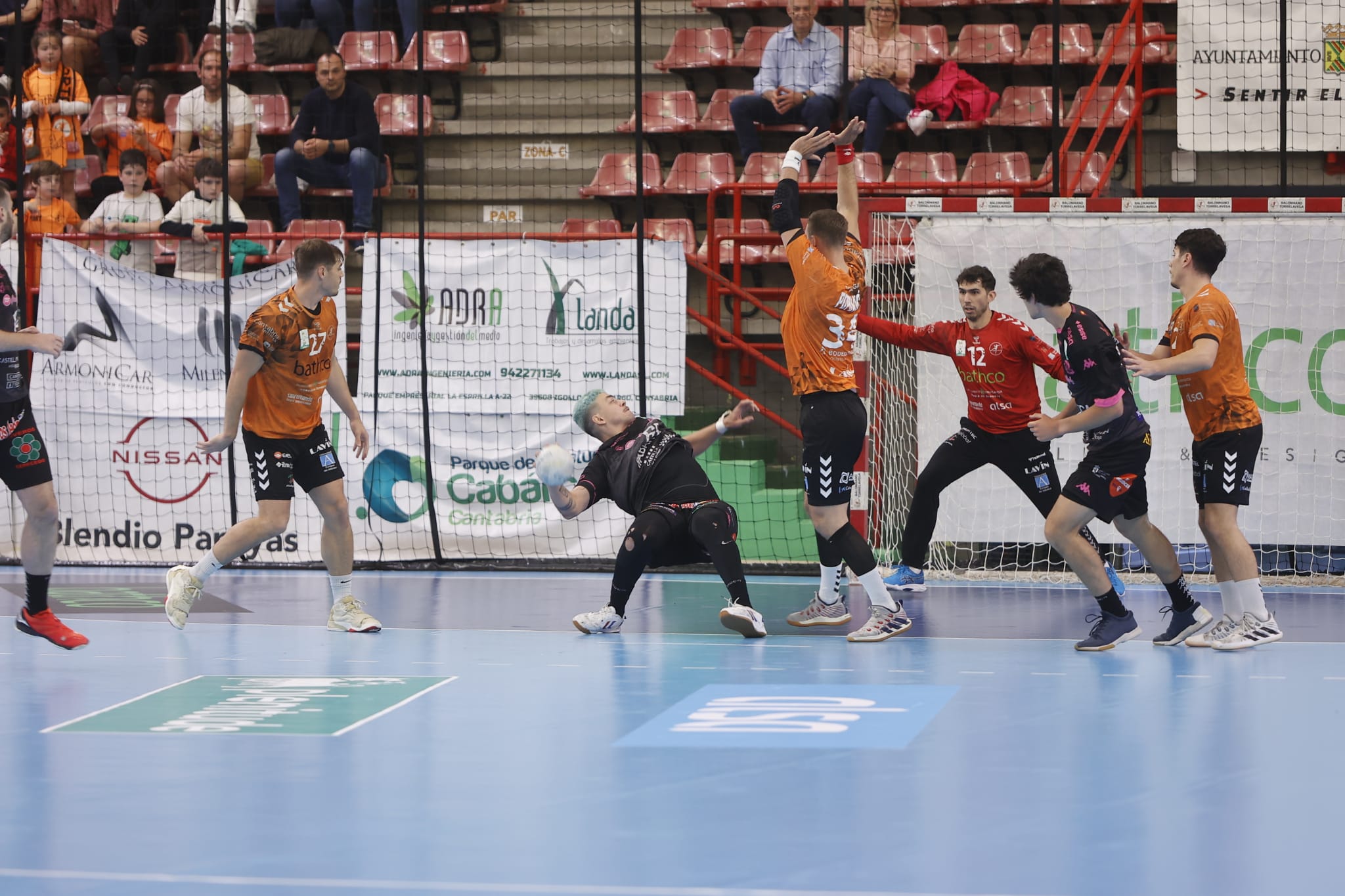 Traspié del Abanca Ademar en Torrelavega