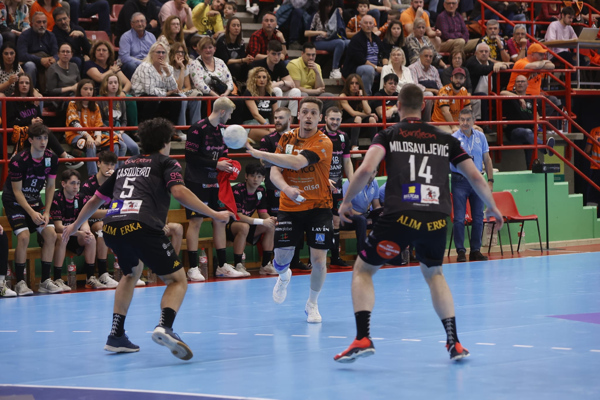 Traspié del Abanca Ademar en Torrelavega