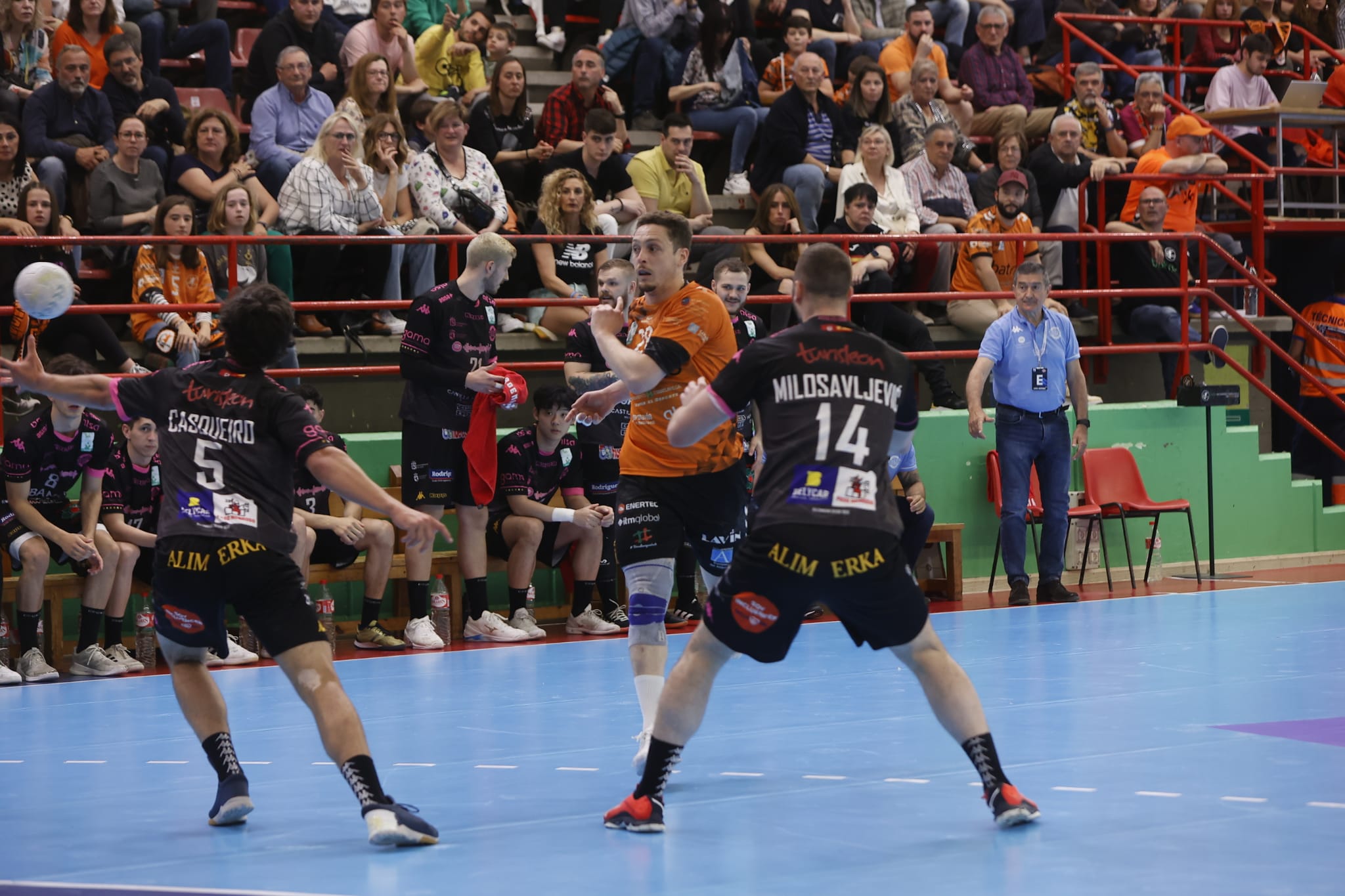 Traspié del Abanca Ademar en Torrelavega