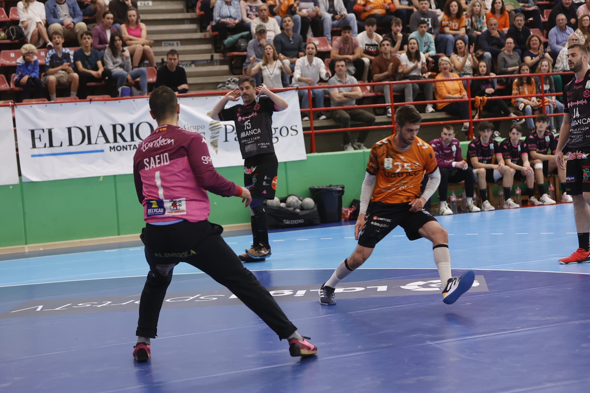 Traspié del Abanca Ademar en Torrelavega