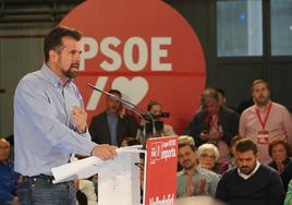 El secretario general del PSOE y presidente del Gobierno, Pedro Sánchez, participa en un acto público junto con el secretario general del PSOE de Castilla y León, Luis Tudanca, para apoyar al secretario general del PSOE de Valladolid, alcalde de la ciudad y candidato a la reelección, Óscar Puente.