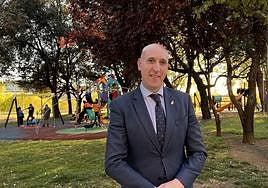 El alcalde de León y candidato a la reelección, José Antonio Diez en uno de los parques de Papalaguinda