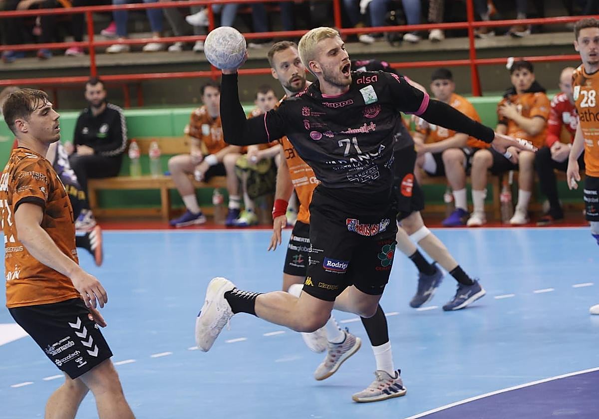 Tiago Sousa, en un lance del partido.