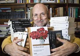 Emilio Pascual, con varios libros.