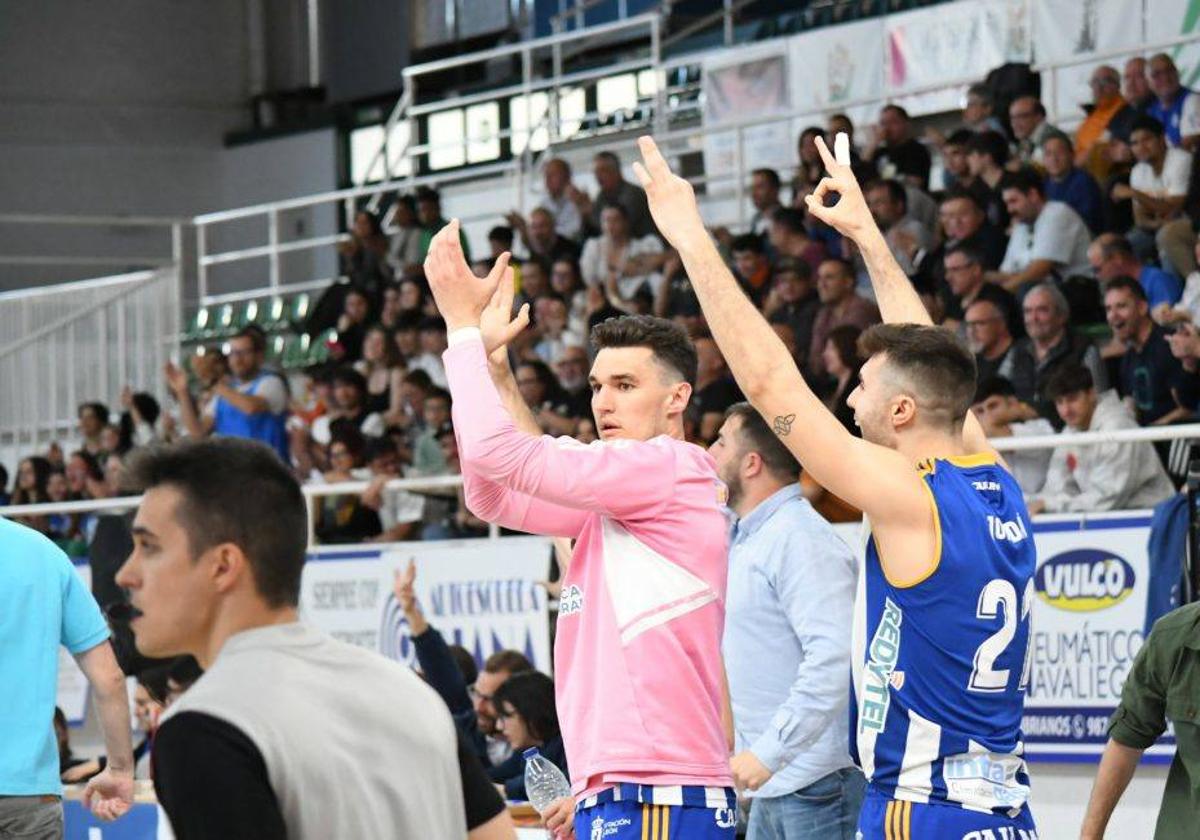 Jugadores y afición del Clínica Ponferrada celebran un triple.