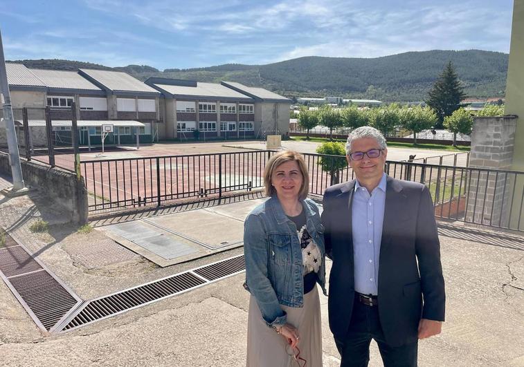 Mari Paz Martínez, alcaldesa de Fabero, junto a Diego Freire, director de la Fundación Cupa Group.