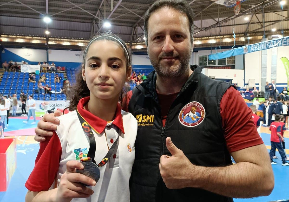 Chaima Zahraoui posa con su medalla de plata.