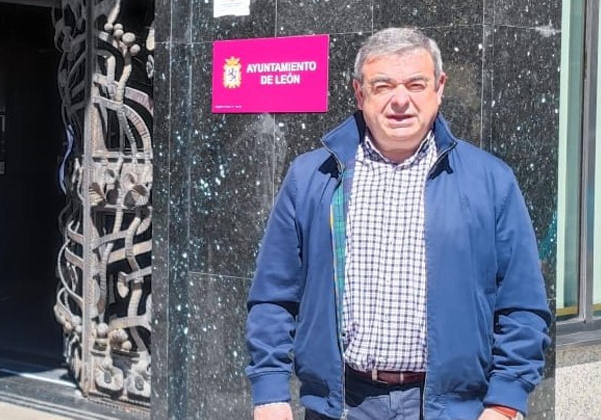 El candidato de Cs a la alcaldía de León, Justo Fernández, a las puertas del Ayuntamiento de León en Ordoño II.