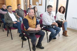 La secretaria federal de Agricultura del PSOE, Ana María Romero y el secretario provincial del PSOE, Javiel Alfonso Cendón, mantienen una reunión con regantes, agricultores, ganaderos y juntas agrarias de la comarca de Sahagún