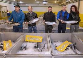 El patrón Iñigo Oronoz, Armando Prendes (Alimerka), el patrón, Pablo González y los armadores José Manuel Lema y Cristina Luaces.