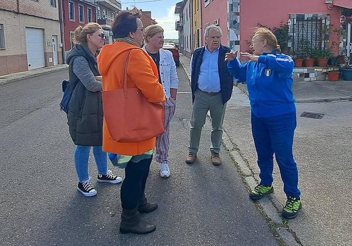 Cabañas promete «más inversiones en asfaltado» en Ferral de Bernesga.