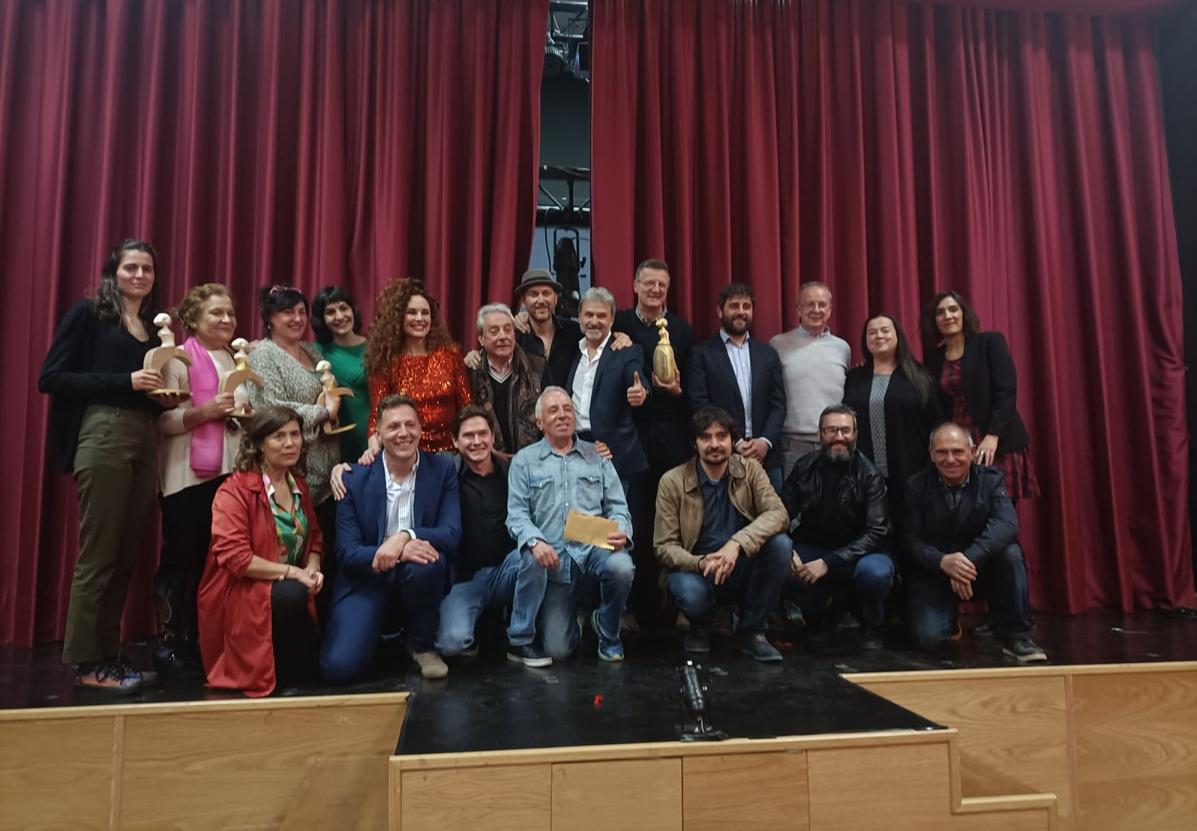 Foto de familia de los premiados.