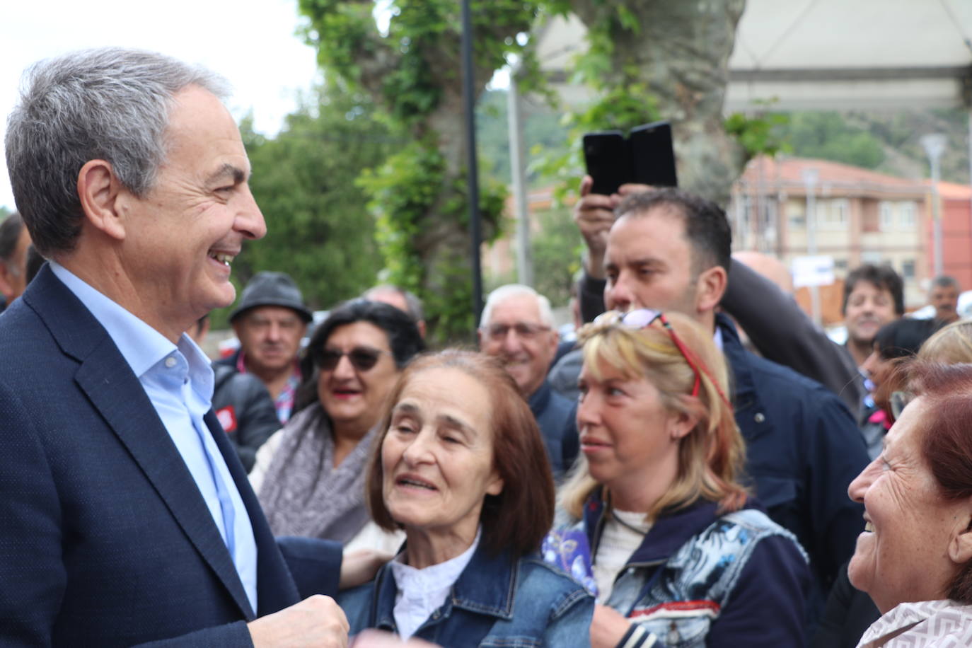 Llegada de Zapatero al Museo del Ferrocarril de Cistierna.