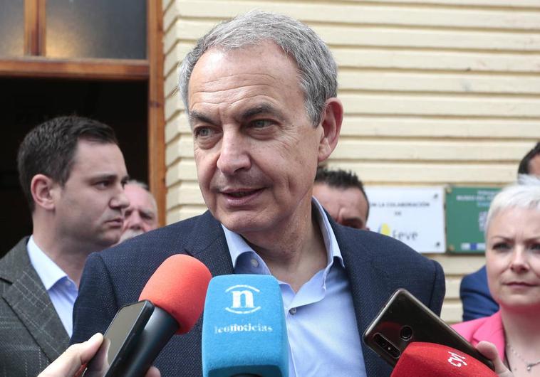 El expresidente del Gobierno José Luis Rodríguez Zapatero visita la localidad leonesa de Cistierna y mantiene un encuentro con la candidatura del PSOE