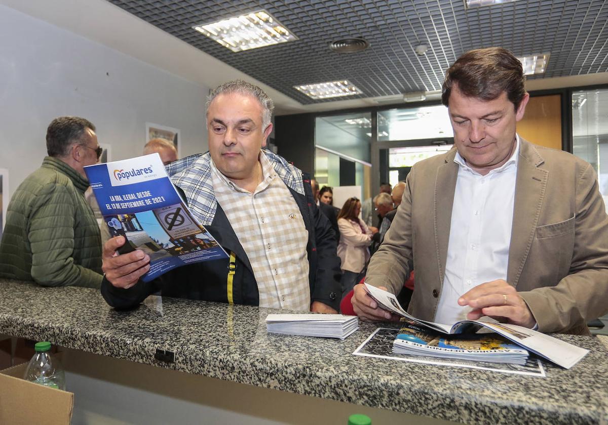 El presidente del Partido Popular de Castilla y León, Alfonso Fermández Mañueco, visita Astorga, junto a la presidenta provincial de los 'populares', Ester Muñoz, y el candidato del PP a la Alcaldía de esta localidad, José Luis Nieto.