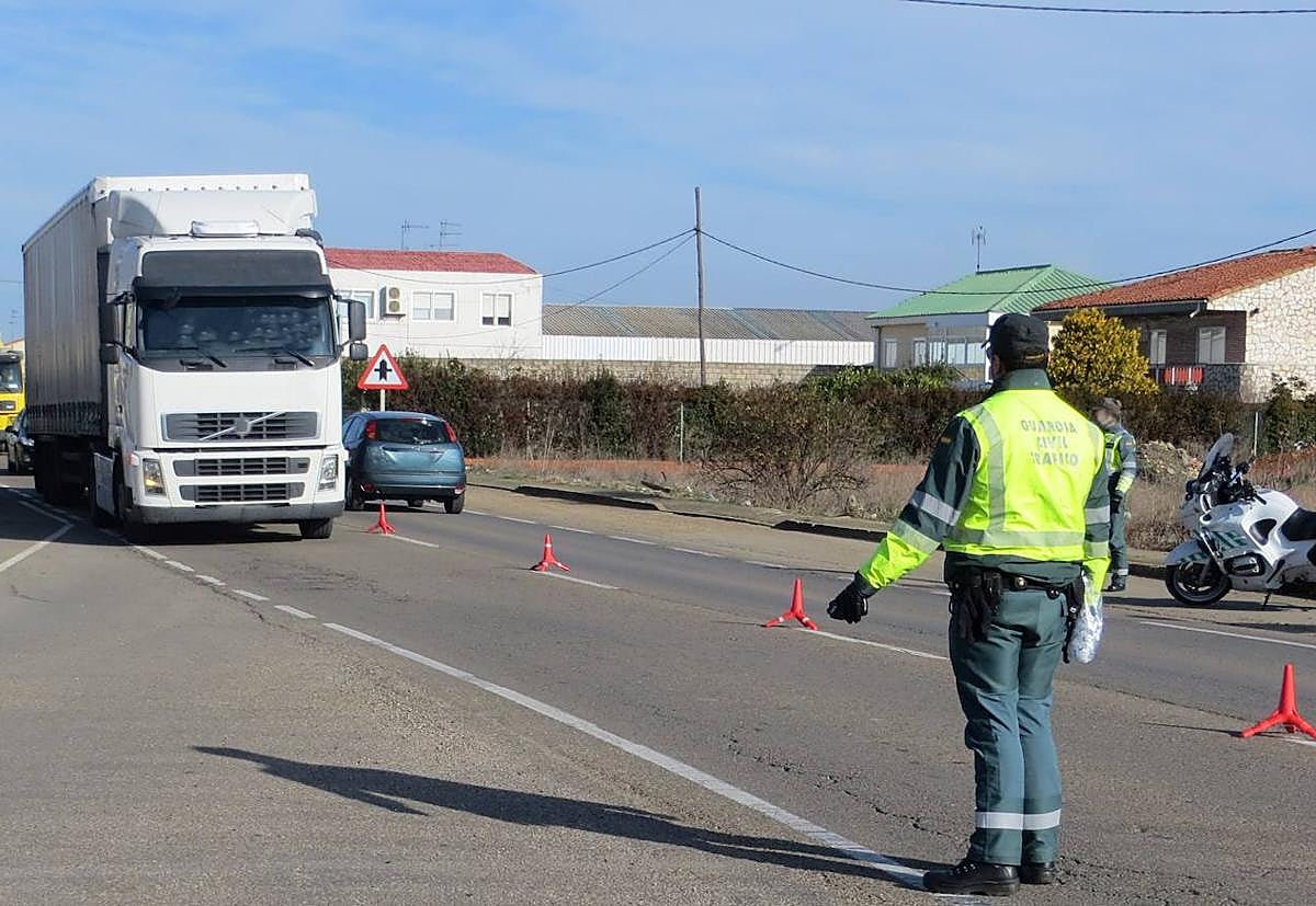 Imagen de archivo de un control de tráfico de la Guardia Civil.