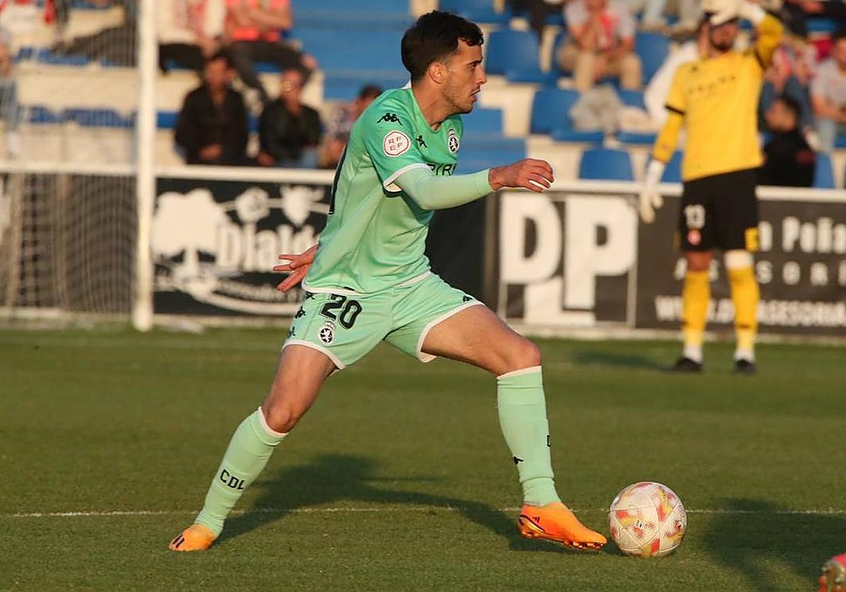 Blesa controla el balón en el Reina Sofía durante la pasada jornada.