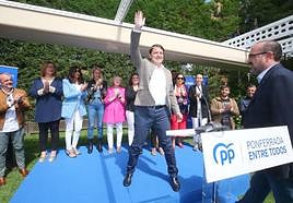 El presidente del Partido Popular de Castilla y León, Alfonso Fernández Mañueco, junto a la presidenta del PP de León, Ester Muñoz, y el candidato a la Alcaldía, Marco Morala, durante el mitin celebrado está mañana en Ponferrada