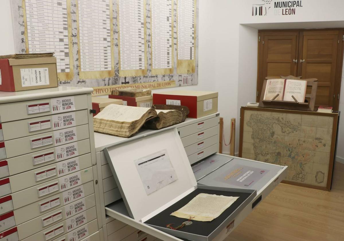 La historia de León se revive a través de un amplio fondo bibliográfico