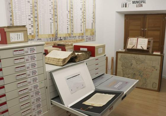 Sala del Archivo Histórico Municipal de León donde la identificación y la localización del documento se realiza a través de paneles de inventarios topográficos.