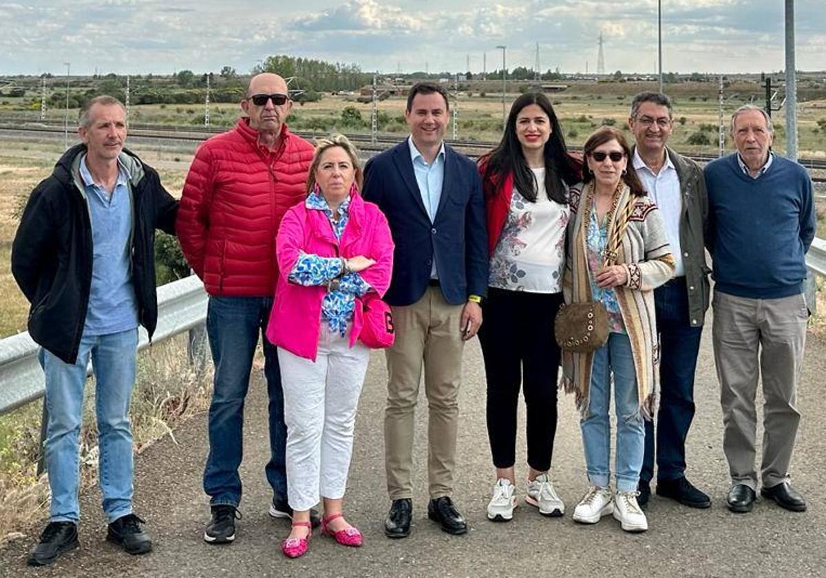 Candidatura del PSOE de Onzonilla junto a Javier Cendón, secretario provincial del PSOE de León.