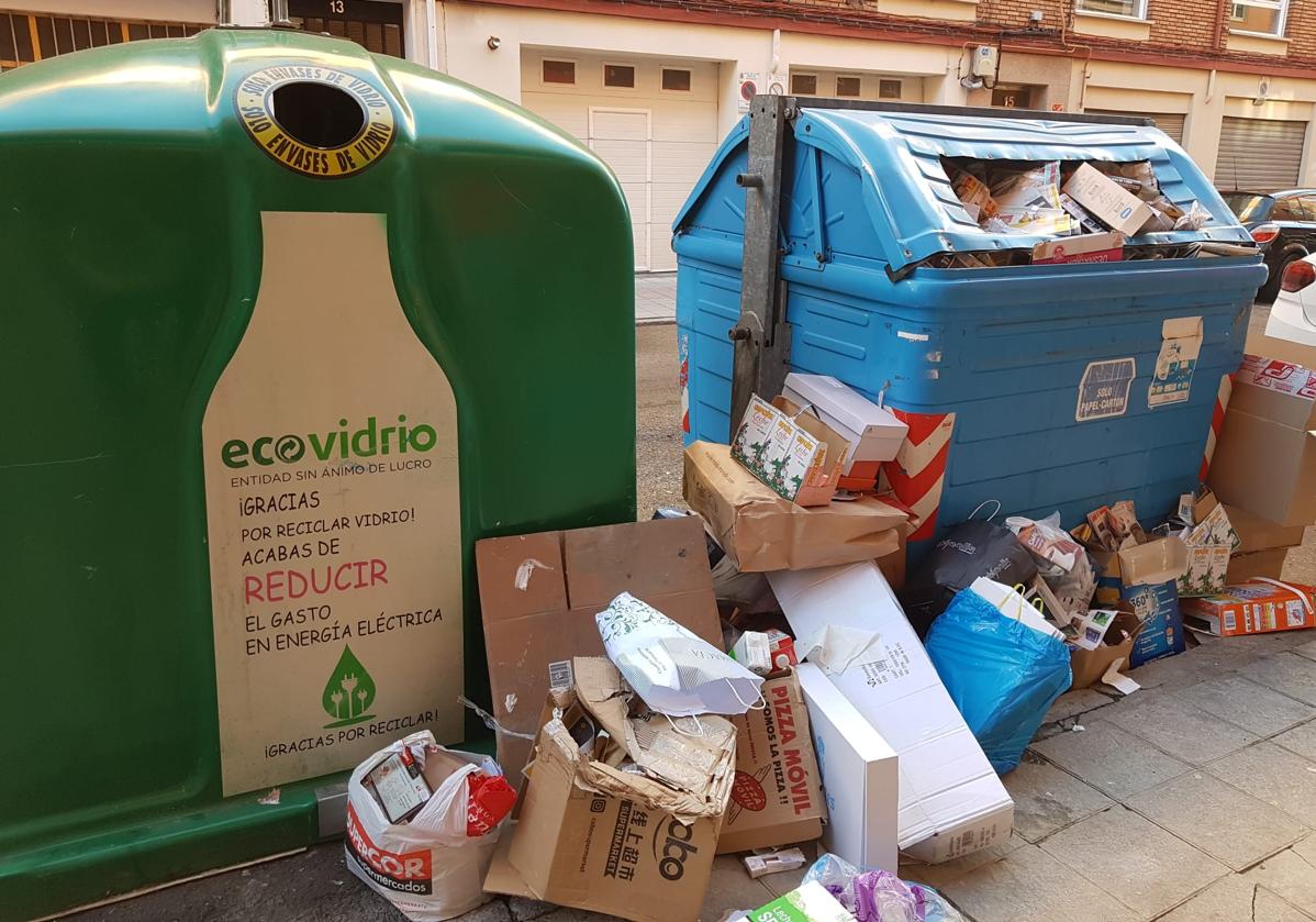 Contenedores llenos de basura.