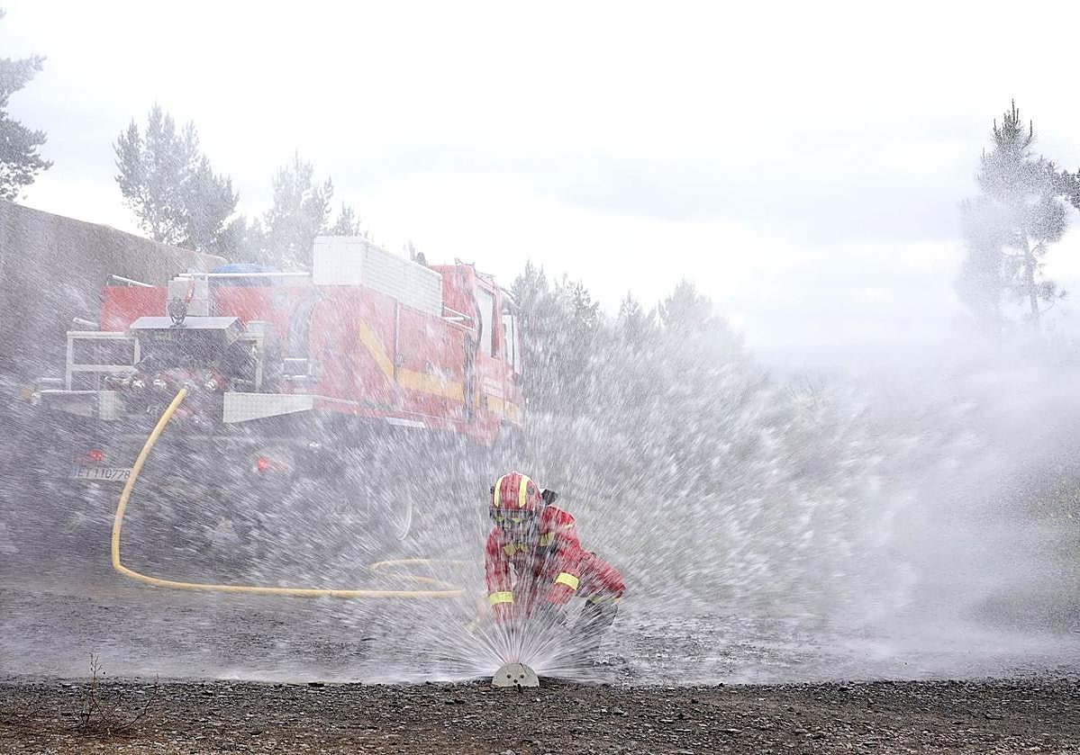 Un centenar de fectivos de la Unidad Militar de Emergencias (UME) 40 vehículos con diferentes operativas se citan en la localidad de Torre del Bierzo para realizar prácticas.