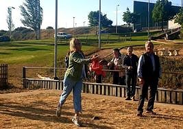 La candidata popular Noelia Álvarez visita Ferral del Bernesga y paticipa en el juego de los bolos.